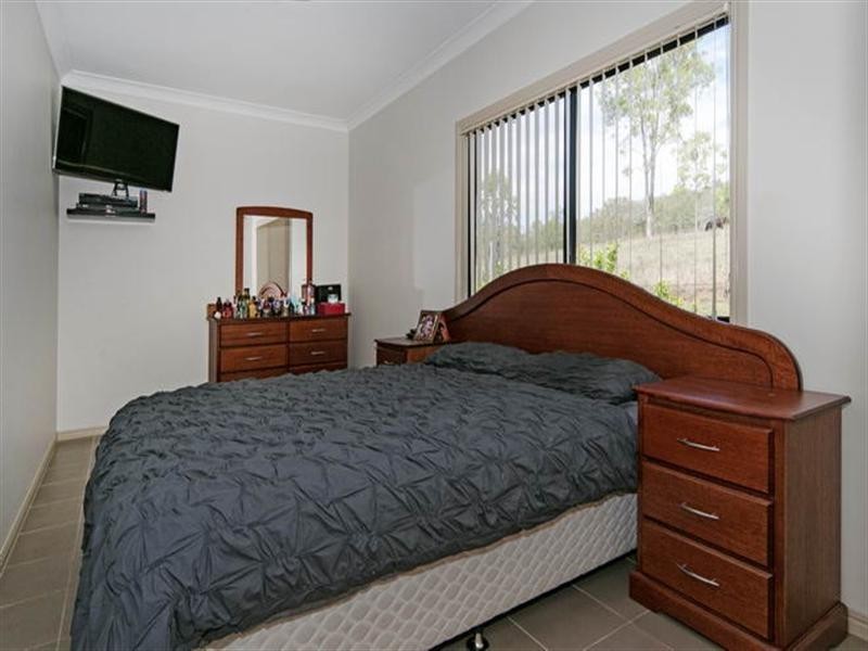 15 Graves Road, Esk QLD 4312