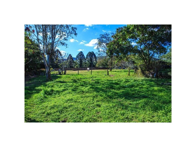 18 South Street, Esk QLD 4312