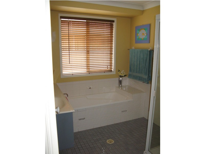 12 Theano Close, Pelican NSW 2281