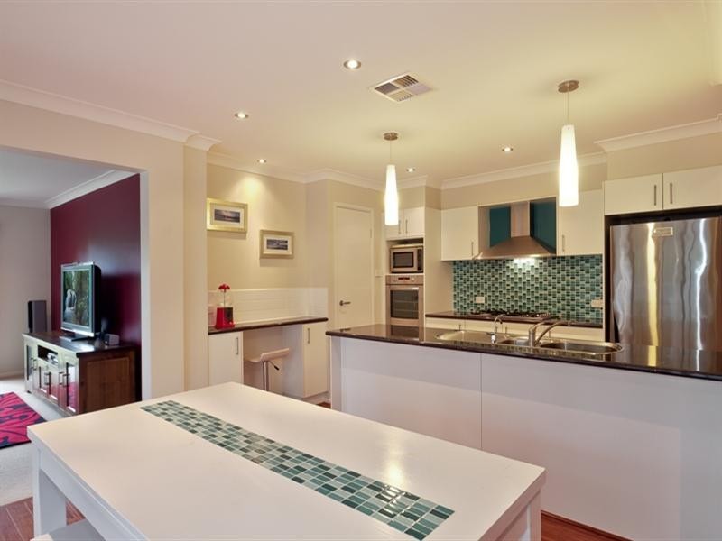 8 Eumina Street, Cameron Park NSW 2285