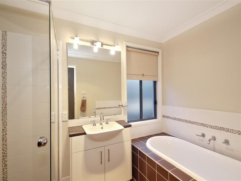 8 Eumina Street, Cameron Park NSW 2285