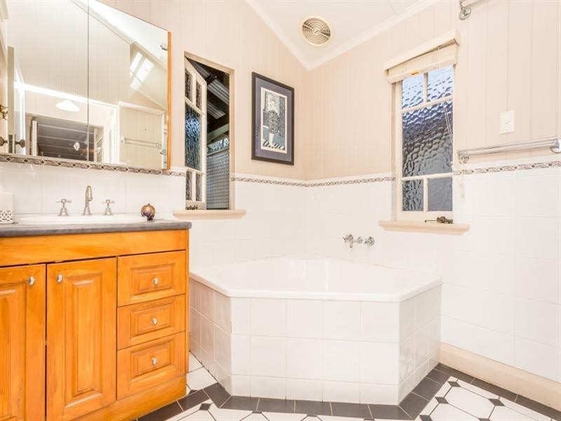 7 Arwin Terrace, Windsor QLD 4030