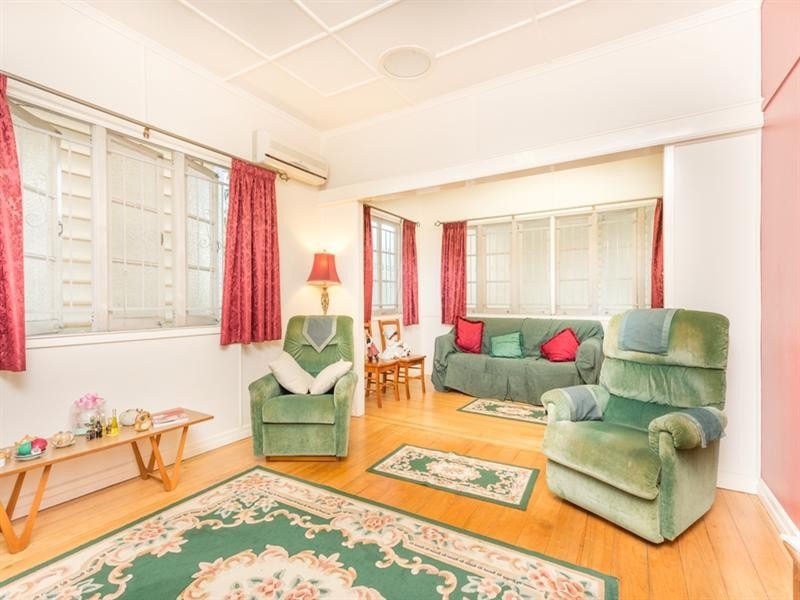 61 Ninth Avenue, Kedron QLD 4031