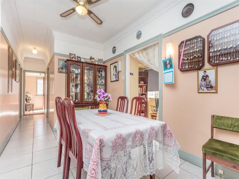 27 Tathra Street, Stafford QLD 4053