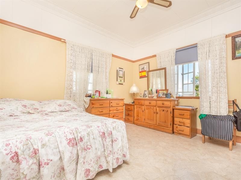 27 Tathra Street, Stafford QLD 4053