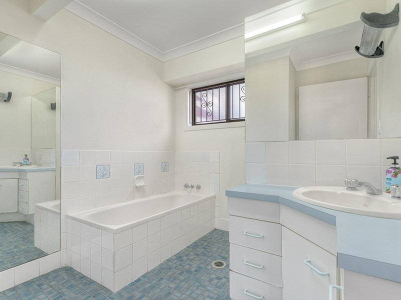 43 Raceview Avenue, Hendra QLD 4011