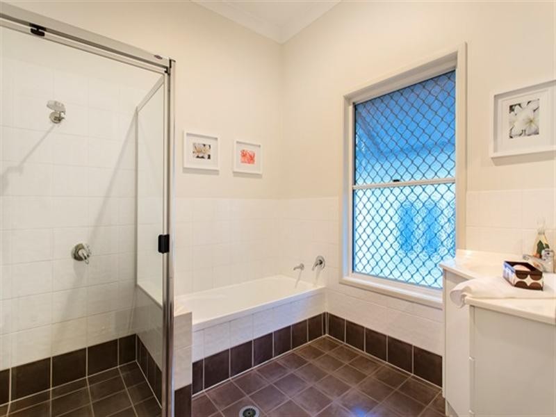 16 Hamilton Avenue, Hendra QLD 4011