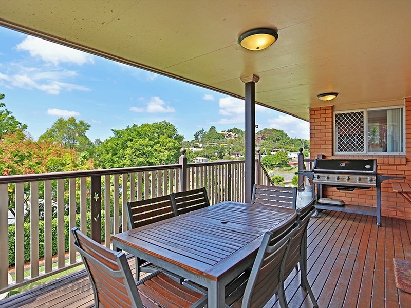 27 Maundrell Terrace, Chermside West QLD 4032