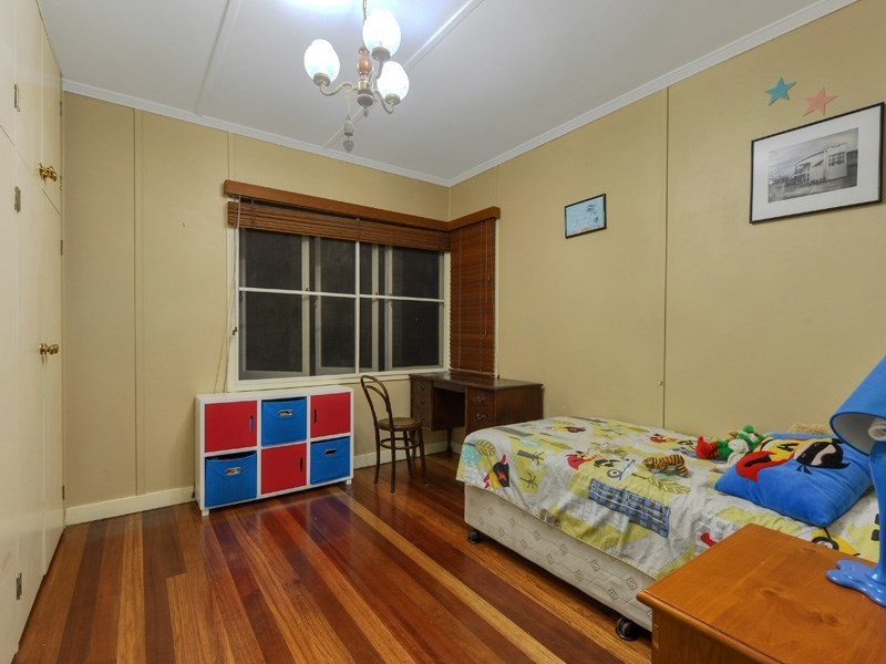 8 Dorkay Street, Stafford Heights QLD 4053