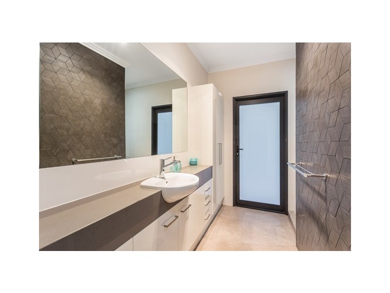 25 Thomas Street, Grange QLD 4051