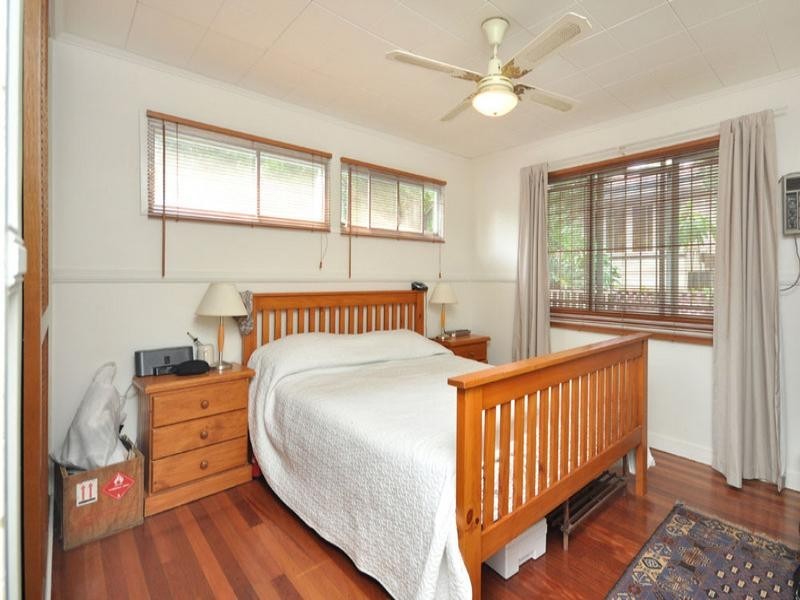 70 Falkirk Street, Stafford Heights QLD 4053