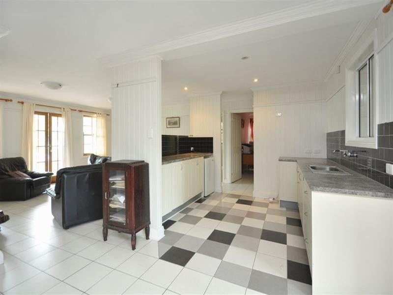 11 Stoneleigh Street, Albion QLD 4010