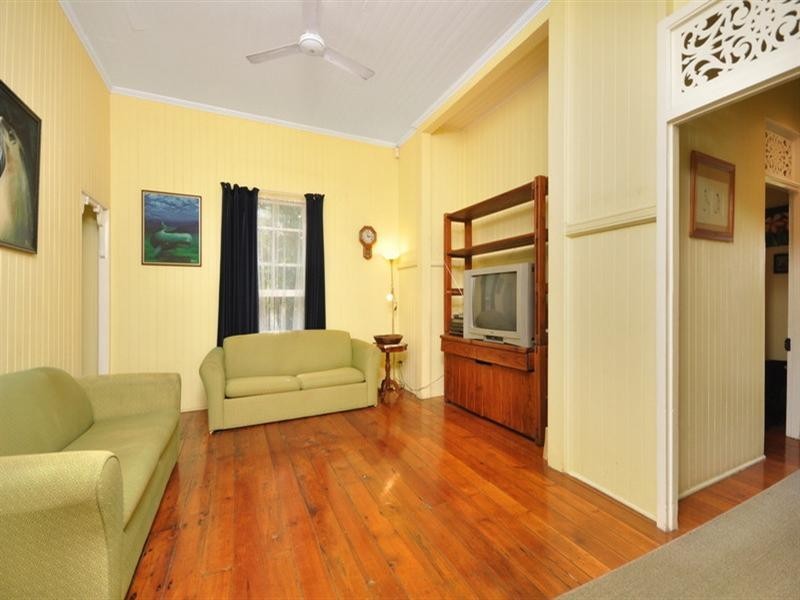 9 Mossgrove Street, Woolloongabba QLD 4102