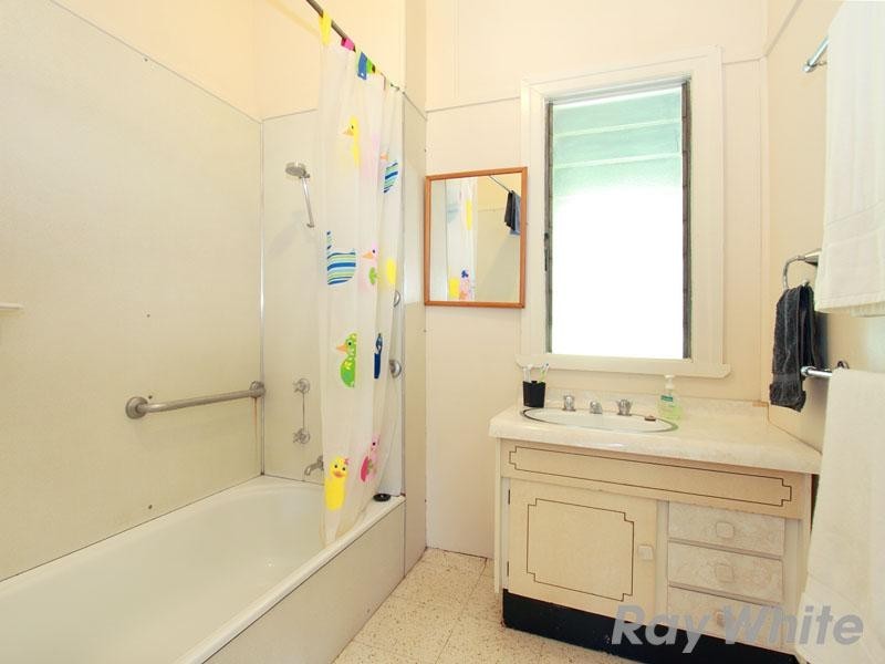 18 Chisholm Street, Stafford Heights QLD 4053