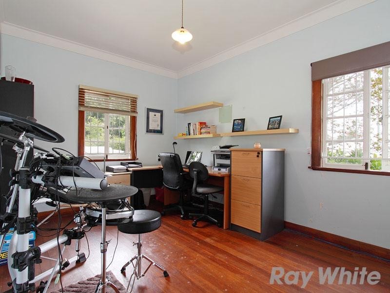 18 Chisholm Street, Stafford Heights QLD 4053