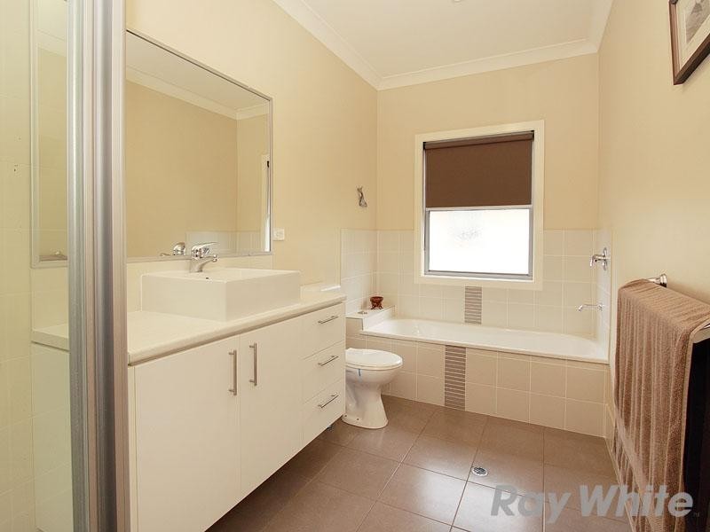 17 Broula Street, Stafford Heights QLD 4053