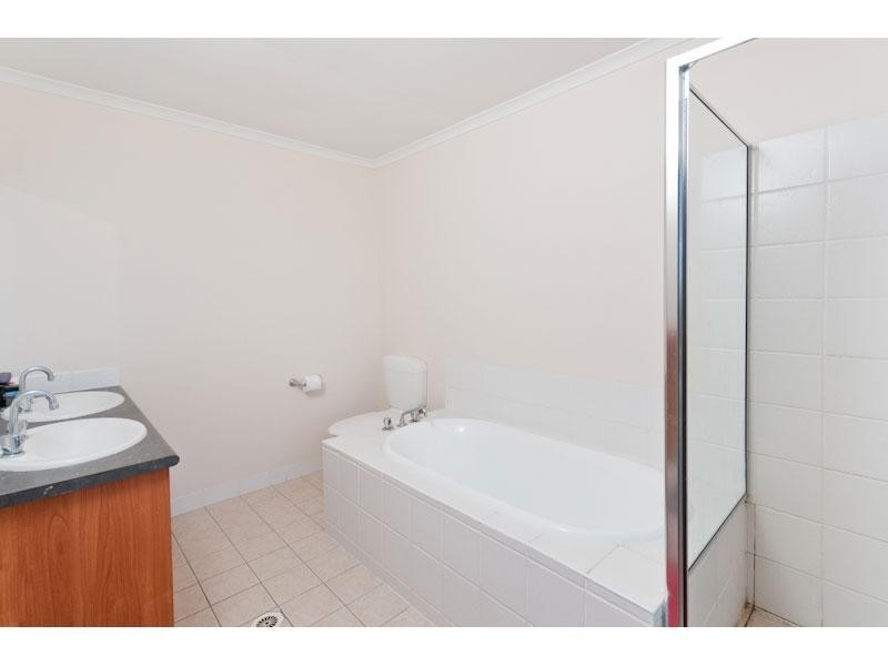 3 Crampton Court, Arana Hills QLD 4054