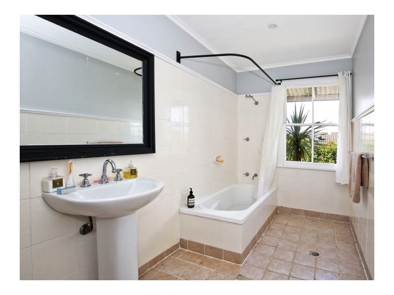 12 Bunberra Street, Bomaderry NSW 2541