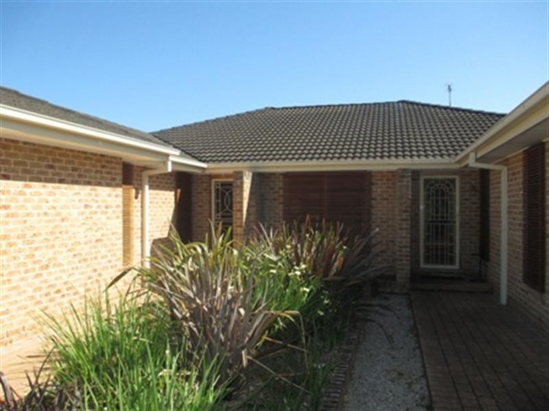 2A Hollyhill Close, Bomaderry NSW 2541