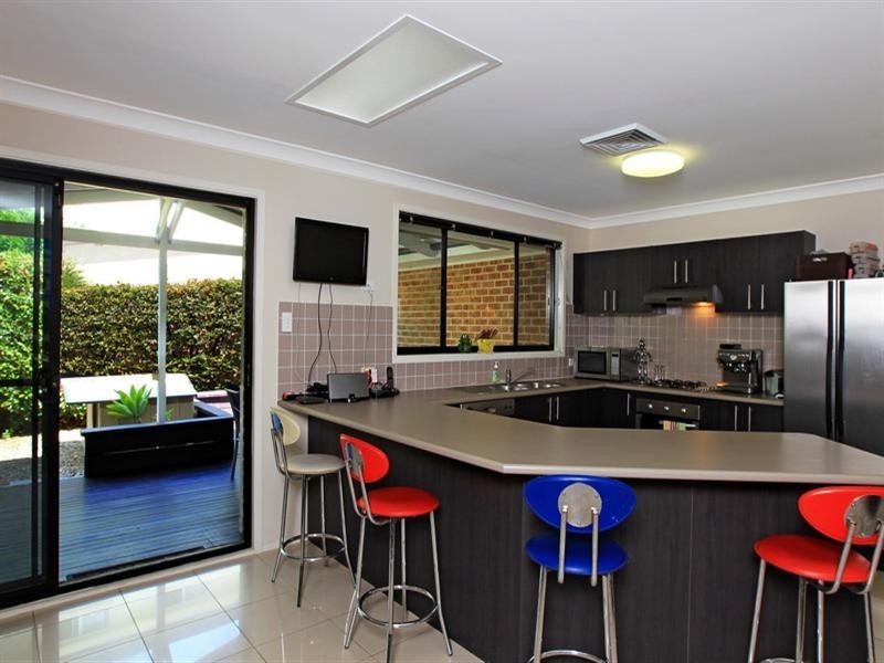 8 Jade Place, Meroo Meadow NSW 2540