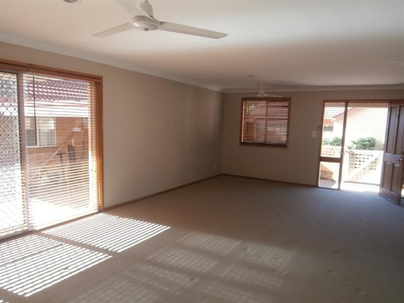 2/4 Carisbrooke Close, Bomaderry NSW 2541