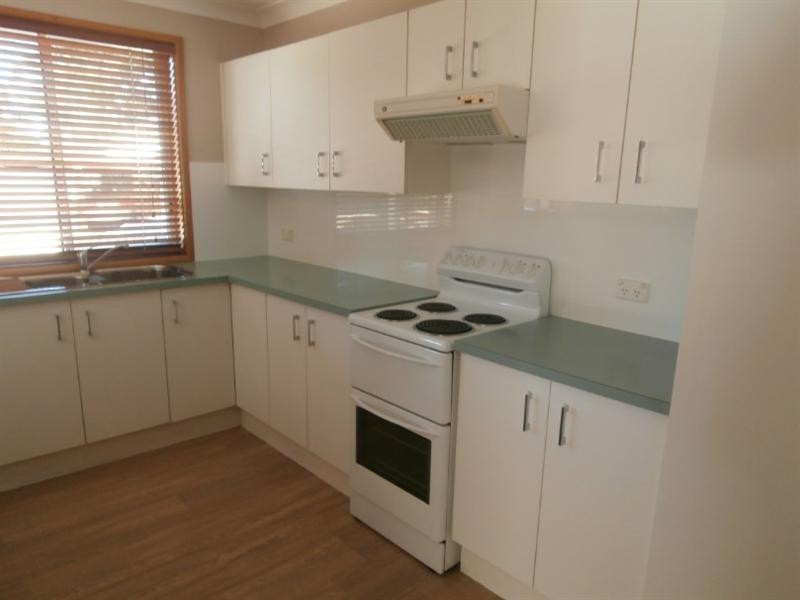 2/4 Carisbrooke Close, Bomaderry NSW 2541