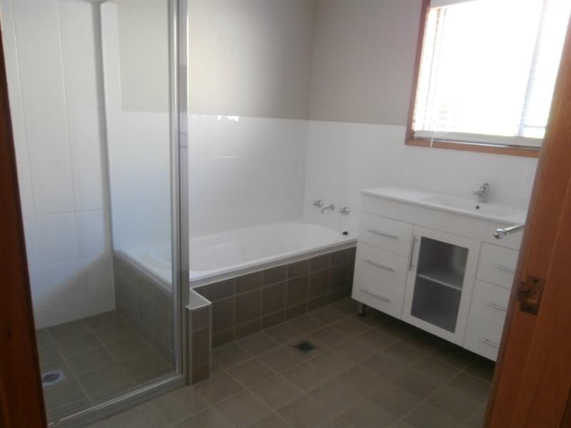 2/4 Carisbrooke Close, Bomaderry NSW 2541