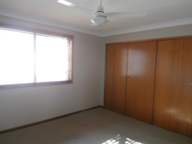 2/4 Carisbrooke Close, Bomaderry NSW 2541