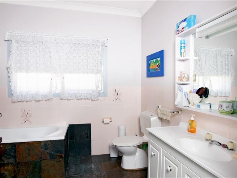 1 Rayleigh Drive, Worrigee NSW 2540