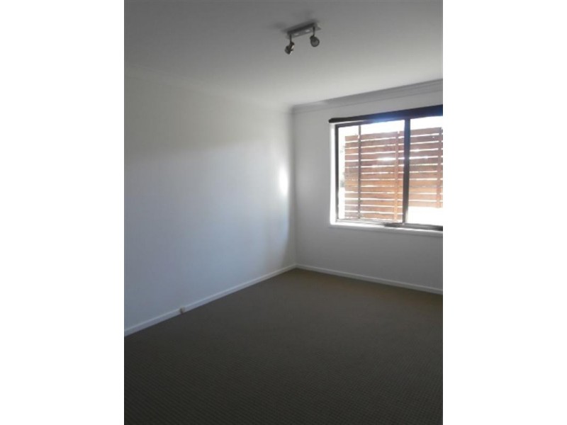 26 Brinawarr Street, Bomaderry NSW 2541