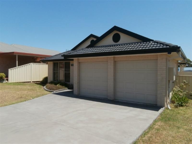 14 Carrington Park Drive, Nowra NSW 2541