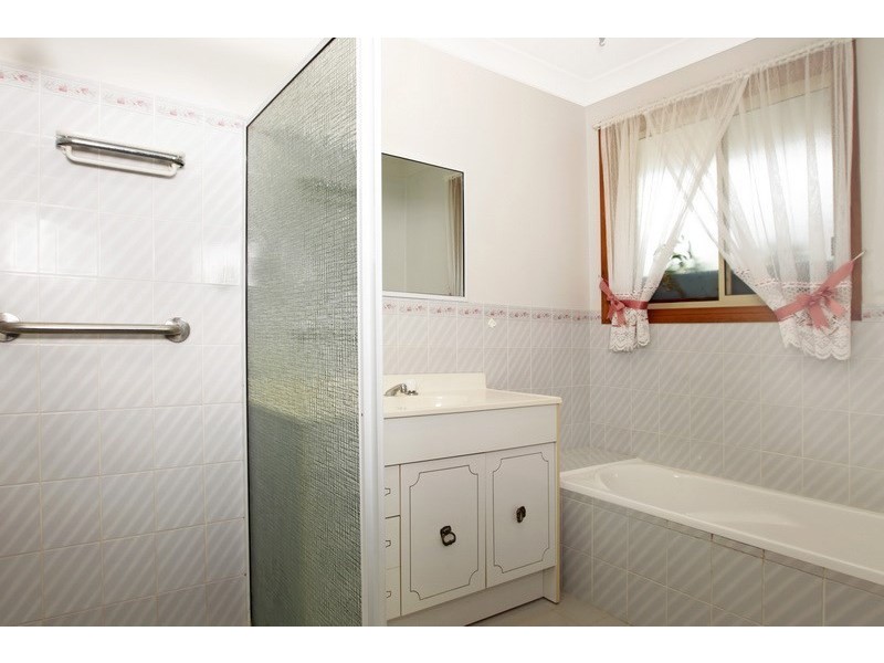 4/5 Waroo Place, Bomaderry NSW 2541