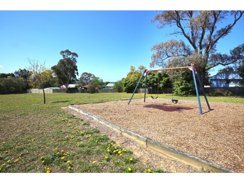 10 Leonard Street, Bomaderry NSW 2541