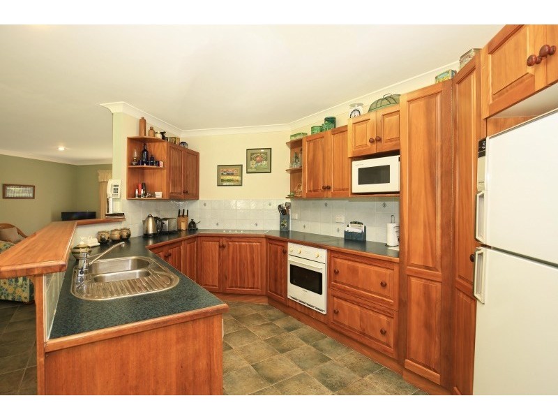 15 Tartarian Crescent, Bomaderry NSW 2541