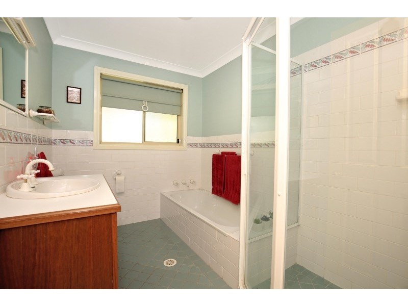 15 Tartarian Crescent, Bomaderry NSW 2541