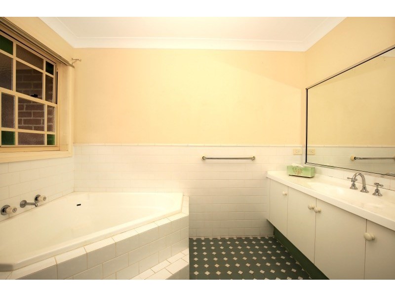 8 Mayfair Court, Bomaderry NSW 2541