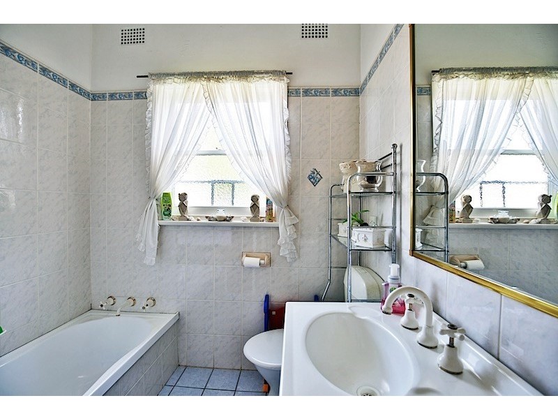 10 Lynburn Avenue, Bomaderry NSW 2541