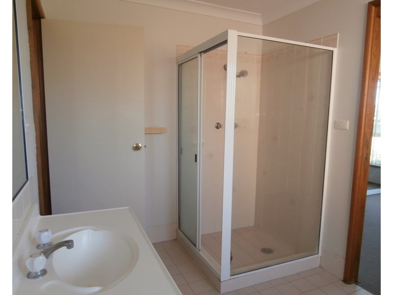 42 Ferntree Drive, Bomaderry NSW 2541