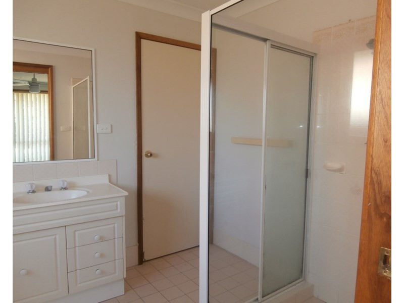 42 Ferntree Drive, Bomaderry NSW 2541