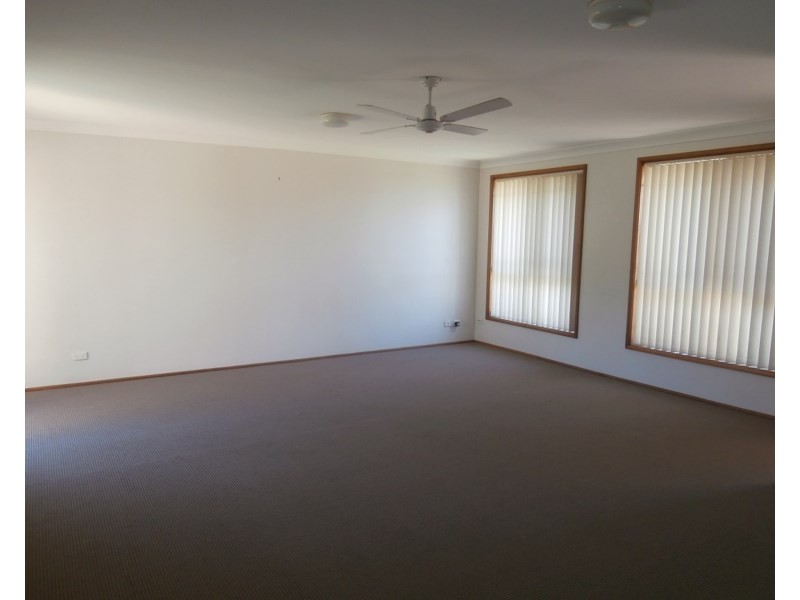 42 Ferntree Drive, Bomaderry NSW 2541