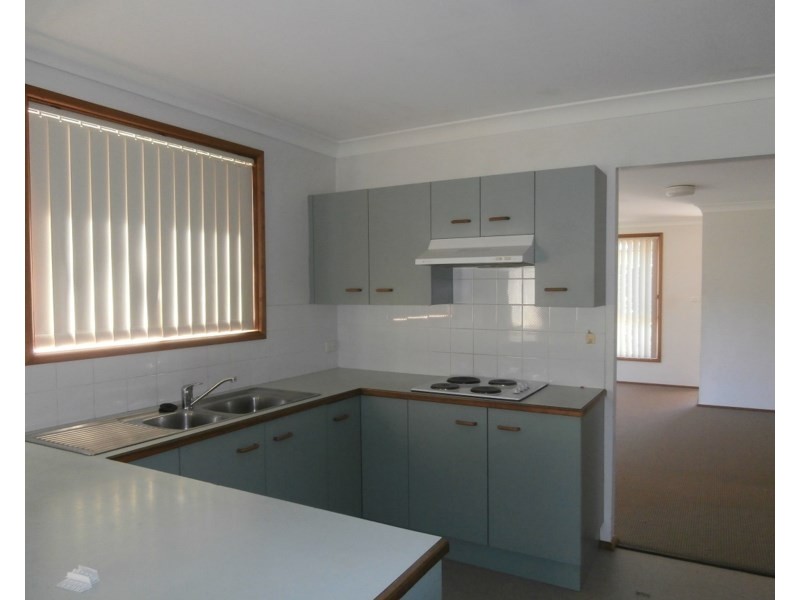 42 Ferntree Drive, Bomaderry NSW 2541