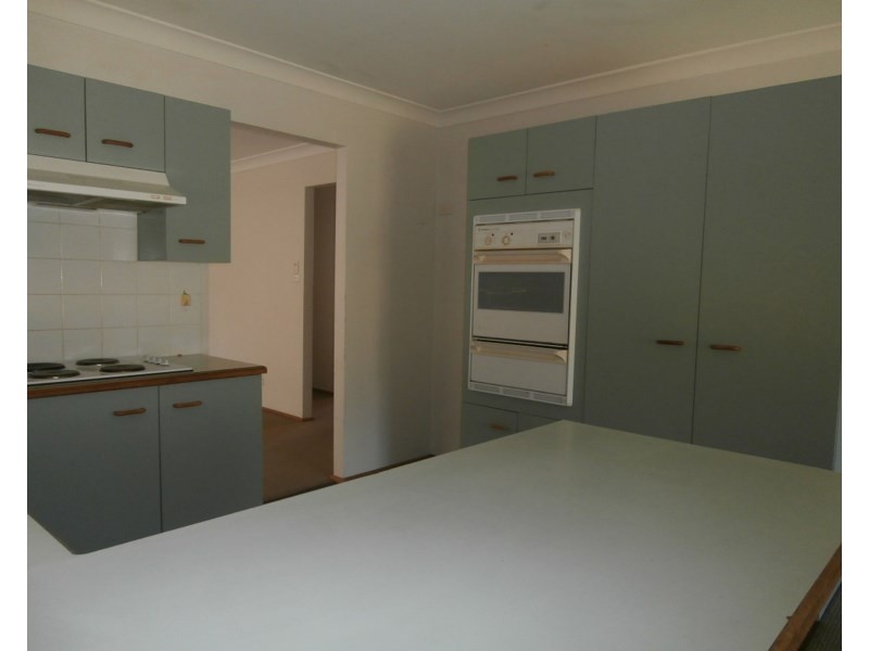 42 Ferntree Drive, Bomaderry NSW 2541