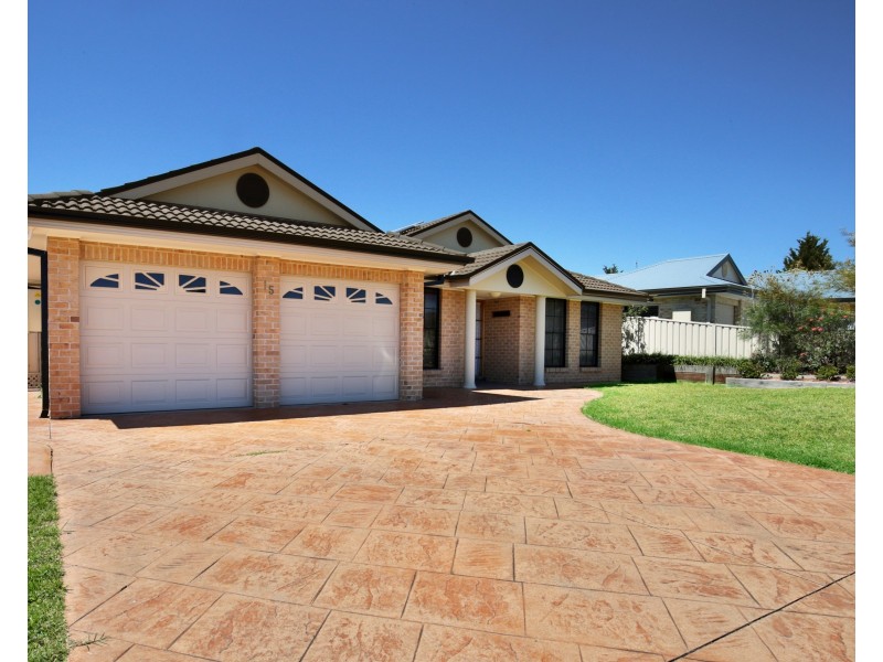 15 Carrington Park Drive, Nowra NSW 2541