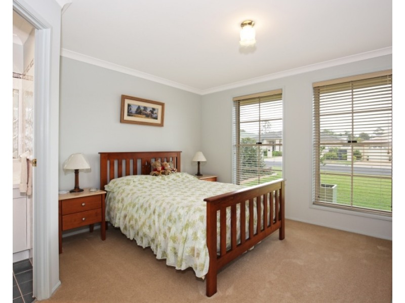 10 Burradoo Crescent, Nowra NSW 2541