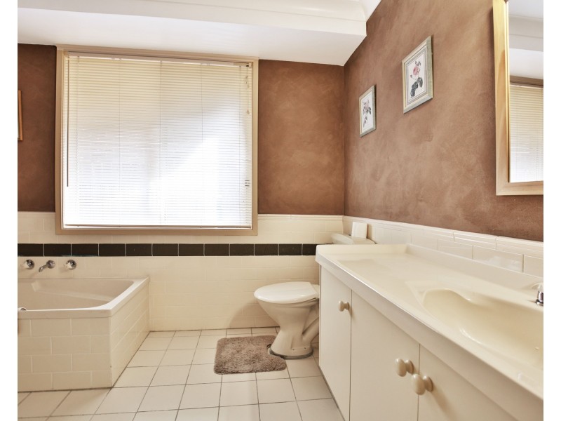 28 Illawarra Circuit, Worrigee NSW 2540