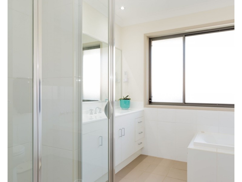 4 Lyndhurst Drive, Bomaderry NSW 2541