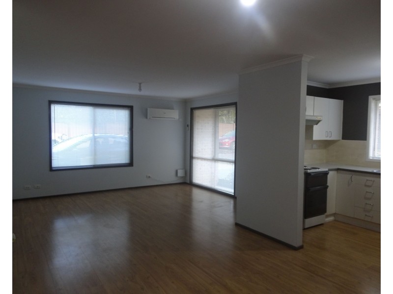 4/6 Carisbrooke Close, Bomaderry NSW 2541