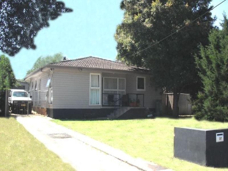 37 Sampson Crescent, Bomaderry NSW 2541
