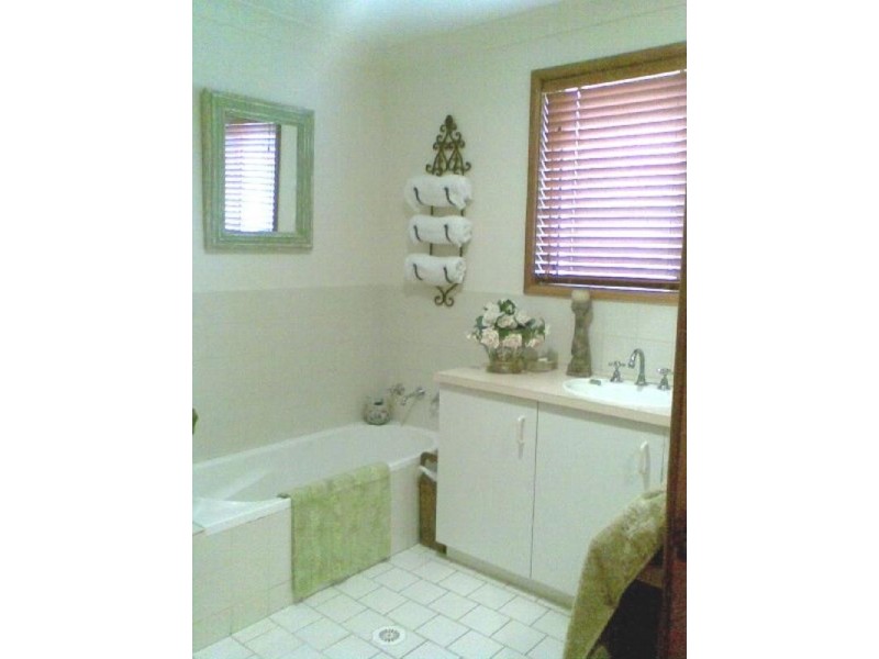 2/4 Carisbrook Close, Bomaderry NSW 2541