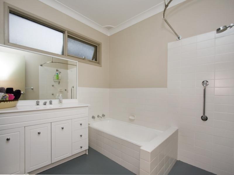 7 Jasmine Drive, Bomaderry NSW 2541